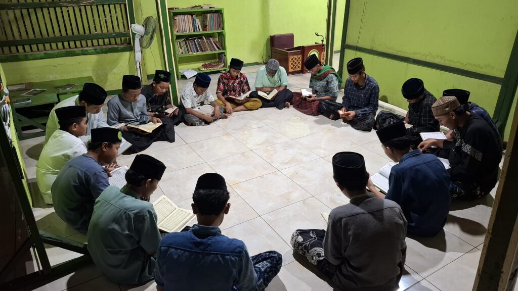 Khidmatnya Ujian Praktek Sholat di Mushola PP Darul Qalam Gresik Bersama Pak Arif 20250315 205636