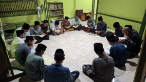 Khidmatnya Ujian Praktek Sholat di Mushola PP Darul Qalam Gresik Bersama Pak Arif