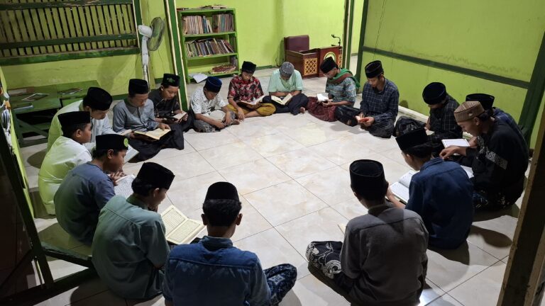 Khidmatnya Ujian Praktek Sholat di Mushola PP Darul Qalam Gresik Bersama Pak Arif